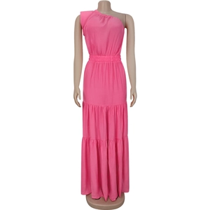 Détail d'une robe maxi rose à une épaule avec taille élastique et design à volants