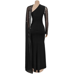 Vue arrière de robe longue noire asymétrique avec manche en strass et cape en mousseline