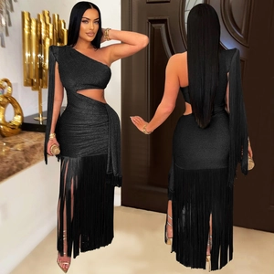 Robe asymétrique noire à franges avec découpe latérale et paillettes scintillantes
