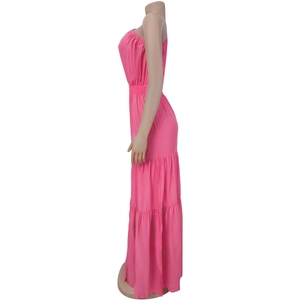 Détail d'une robe longue rose vif à épaules dénudées avec taille cintrée sur un mannequin