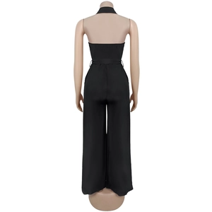 Détail du dos nu licou et de la ceinture assortie sur cette élégante combinaison noire