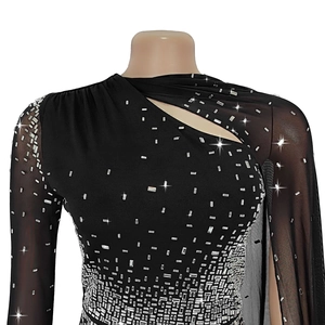 Détail d'une robe de soirée noire avec strass et manches asymétriques en mesh