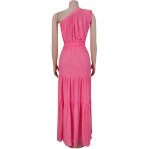 Vue détaillée de la robe longue rose à une épaule, taille élastique et jupe à plusieurs niveaux
