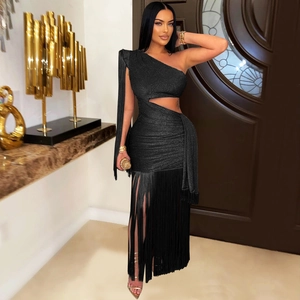 Détail d'une robe sexy à sequins noirs à une épaule avec découpe et longues franges