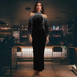 Robe de soirée longue en velours noir avec perles strass et col licou élégante et sexy