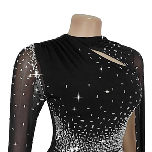 Détails des manches en résille et paillettes argentées sur la robe de soirée noire