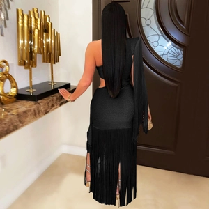 Détails du dos d'une robe noire à une épaule avec de longues franges et une taille ajourée