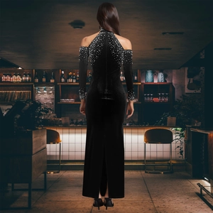 Robe de soirée élégante en velours noir avec strass brillants et design licou sexy