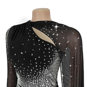 Détail d'une robe en résille noire avec des ornements en strass argentés brillants