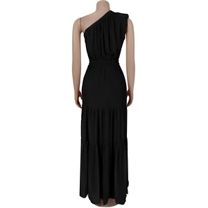 Détail de l'ourlet à volants et de la taille élastique de cette robe longue noire chic