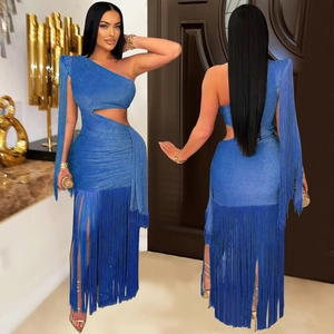 Robe longue bleu foncé à paillettes, une épaule, avec franges et découpe latérale