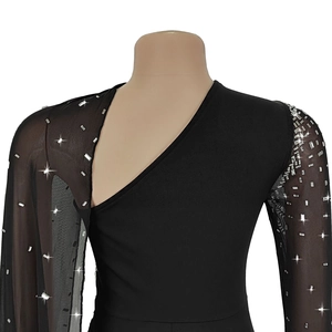 Détail de manches en maille noire transparente avec strass argentés sur robe sexy