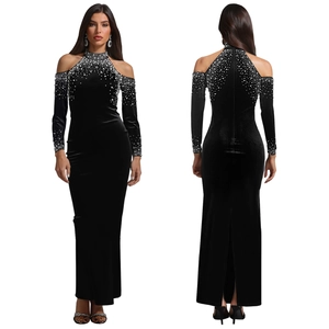 Robe de soirée élégante en velours noir avec perles strass et manches longues ajourées