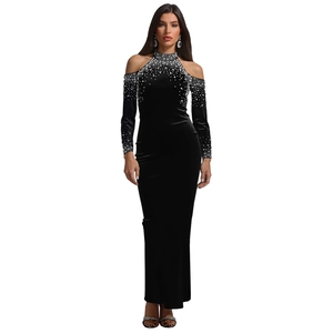Robe élégante en velours noir à épaules dénudées avec strass et col montant chic