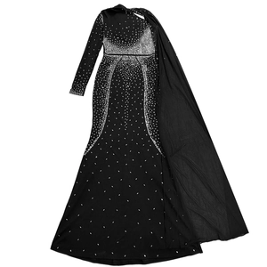 Détail d'une robe de soirée noire avec strass scintillants, motifs géométriques et cape