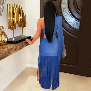 Détail d'une robe bleu marine à une épaule, texture métallique et longues franges