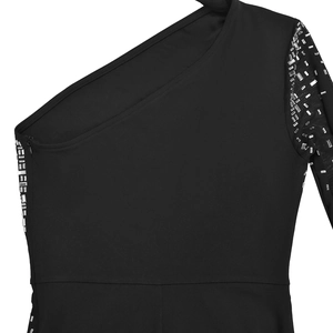 Détail d'une robe noire asymétrique avec des sequins argentés sur les manches longues