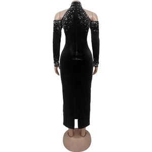 Détail d'une robe en velours noir ornée de strass argentés brillants et col montant chic