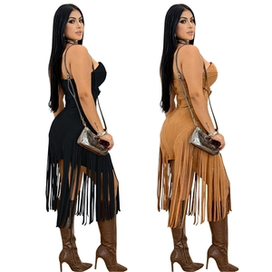 Détail de robe bustier sans manches avec de longues franges en coloris noir et camel chic