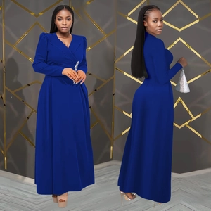 Elegante abito lungo blu scuro a maniche lunghe con scollo a V e decorazione in cristallo