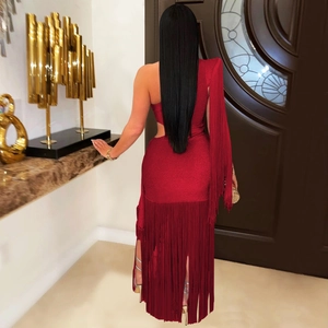 Détail de robe de soirée rouge à une épaule avec longues franges et découpe à la taille