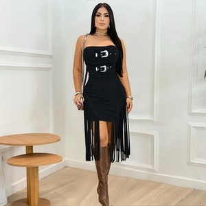 Détail d'une robe bustier noire avec boucles argentées et longues franges de style bohème
