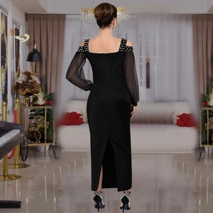 Elegante abito da sera nero con spalline di strass e maniche in mesh trasparente