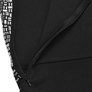Gros plan d'une robe noire en tulle avec strass argentés et fermeture éclair