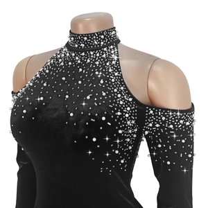 Détail de la robe en velours noir avec perles et strass luxueux sur le col montant chic