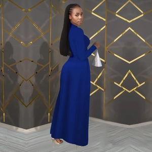Dettaglio di un elegante abito maxi blu scuro a maniche lunghe con vestibilità slim