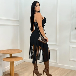 Détail d'une mini robe noire moulante avec ourlet à franges longues et coupe ajustée