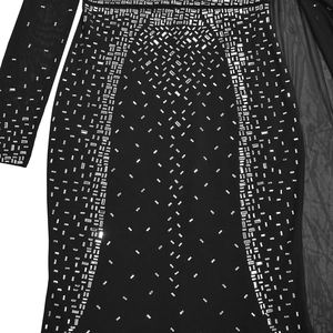Détails de strass argentés scintillants sur le tissu en tulle noir de la robe de soirée