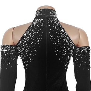 Détail de la fermeture éclair invisible sur robe en velours noir avec perles et strass