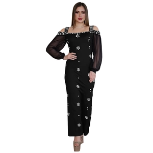 Elegante abito nero attillato con maniche a lanterna trasparenti e fiori di strass