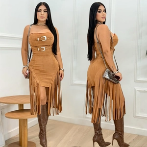 Détail de la robe bustier marron en daim avec boucles métalliques et longues franges