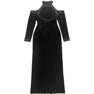 Détail d'une robe en velours noir avec strass argentés au col et épaules dénudées chic