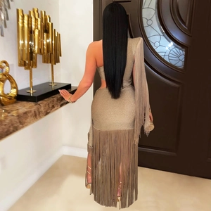 Détail de la robe champagne à une épaule avec franges et découpe latérale vue arrière