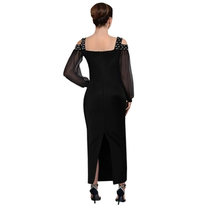 Dettagli dell'elegante abito nero aderente con strass e maniche in mesh velato
