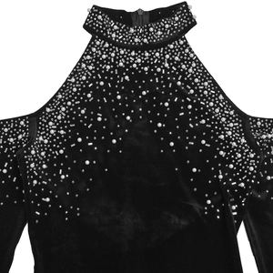 Détail de la robe en velours noir avec perles élégantes et ornements en strass