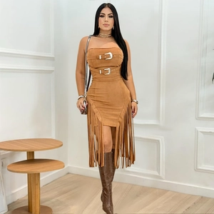 Détail de robe à franges en daim marron avec boucles argentées et style western