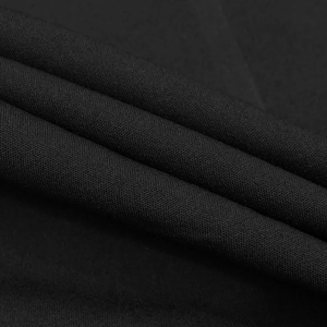 Gros plan du tissu en maille noire avec strass et texture fine d'une robe moulante