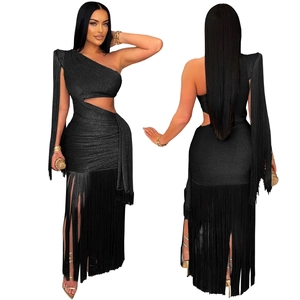 Détail de la robe noire à une épaule en tissu scintillant avec de longues franges