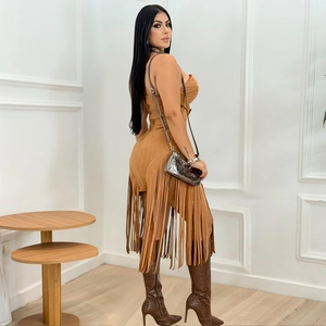 Détail d'une robe camel à franges longues avec des bottes marron texture crocodile