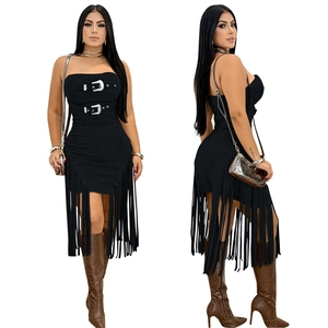 Détails de la robe bustier noire avec boucles métalliques et ourlet à franges