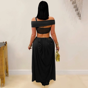 Detailansicht des schwarzen Cut-Out-Kleides mit transparentem Netzeinsatz und Faltenrock