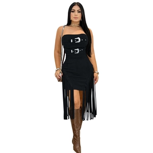 Détail d'une mini robe bustier noire avec boucles métalliques et longues franges fluides