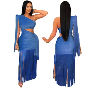 Détails d'une robe longue bleu roi à épaule dénudée avec découpe à la taille et à franges