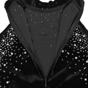 Détail de robe en velours avec perles et strass sur l'encolure haute élégante