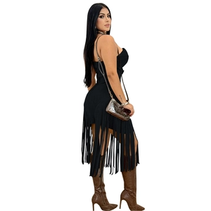 Détail d'une robe moulante noire chic avec de longues franges et un design dos nu