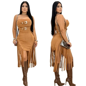 Détail de la robe courte sans bretelles marron avec boucles en métal et longues franges